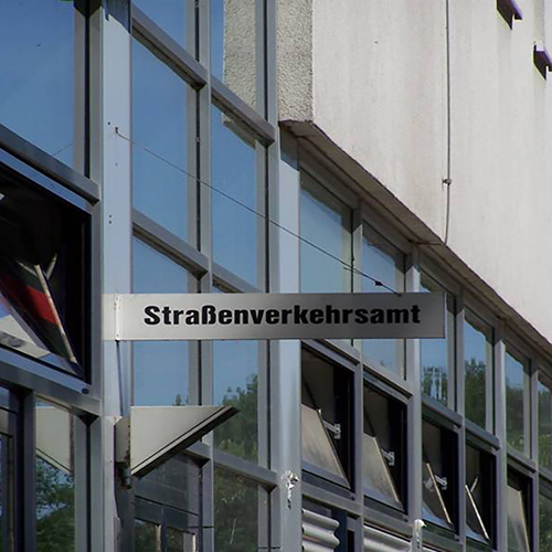 Abgebildet ist ein Schild, mit der Aufschrift "Straßenverkehrsamt".