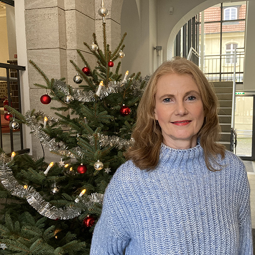 Susanne Rieckhof vor dem Weihnachtsbaum im Foyer des Landratsamtes.