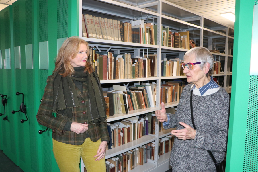Susanne Rieckhof links im Bild im Gespräch mit Bärbel Vahlpahl rechts im Bild
