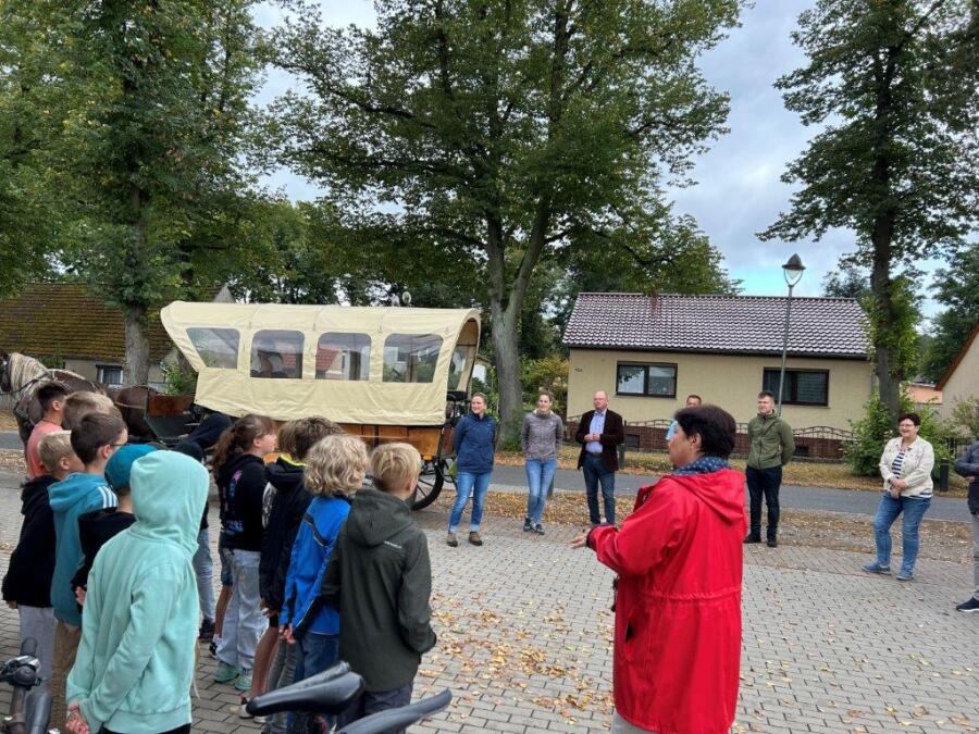 Kreiswettbewerb Unser Dorf hat Zukunft Töpchin 2024 Die Kinder der Töpchiner Grundschule begrüßen die Jury mit einem eigenen Lied.
