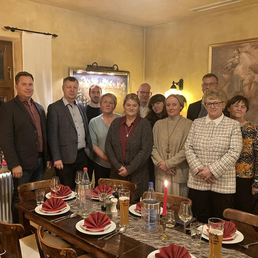 Zu sehen ist das Team der Notfallseelsorge im Jahr 2023 mit Landrat Stephan Loge und Mitarbeitern aus der Kreisverwaltung.