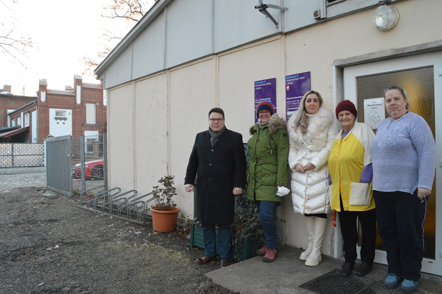 Königs Wusterhausen Tee- und Wärmestube gesichert Das Bild zeigt Lars Thielcke, Heike Kötter, Jeanette Stürze und zwei ehrenamtliche Helfer vor der Tee- und Wärmestube in Königs Wusterhausen.