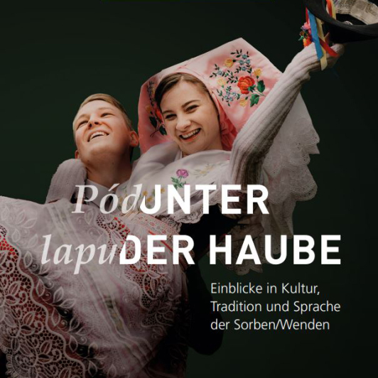 Zu sehen ist das Titelbild zum Taschenbuch für Touristiker  „Pód lapu - Unter der Haube“.