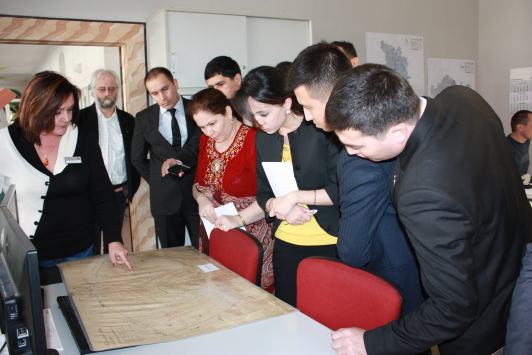 Turkmenische Delegation Blick auf historische Karten