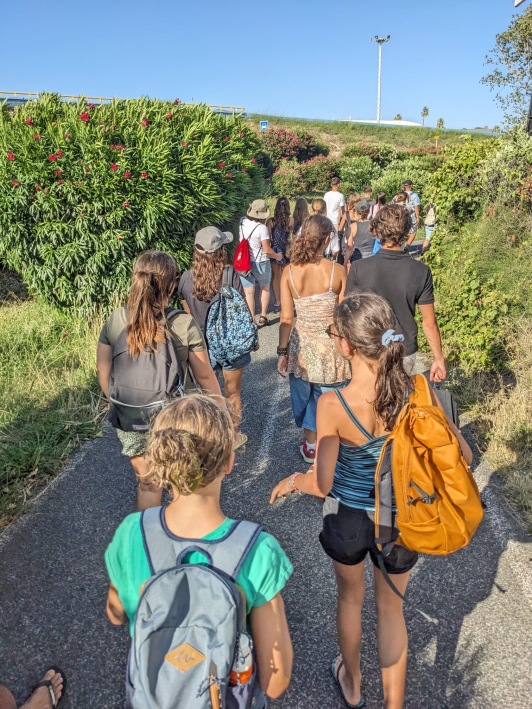 Jugendliche laufen in der Gruppe