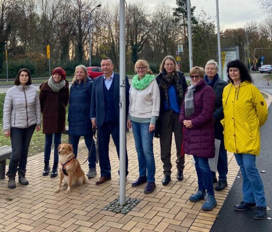 Landrat Sven Herzberger und Gleichstellungsbeauftragte Elke Voigt hissen die Fahne zum internationalen Tag gegen Gewalt an Frauen.