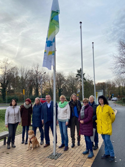 Flagge hissen zum Tag gegen Gewalt an Frauen 2024 Landrat Sven Herzberger und Gleichstellungsbeauftragte Elke Voigt hissen die Fahne zum internationalen Tag gegen Gewalt an Frauen.