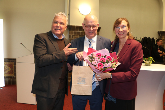 Zu sehen ist die Verabschiedung von Landrat Stephan Loge.