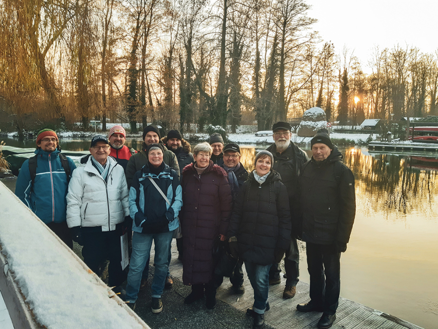 Wanderwegewarte Abschlusstreffen 2022 Das Bild zeigt eine Gruppe von Senioren im Spreewald.
