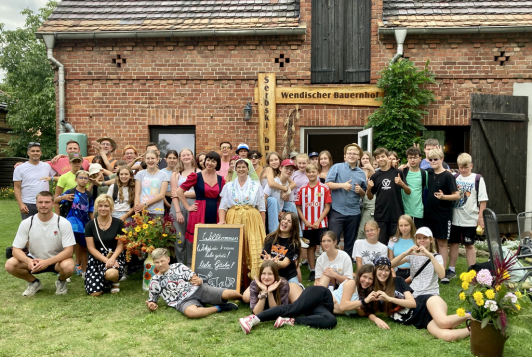 Zu sehen ist der Besuch des wendischen Bauernhofes während der XXI. Internationalen Jugendbegegnung in Lübben.