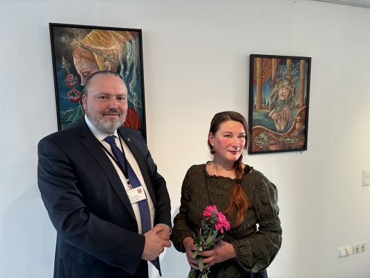 Ein Mann und eine Frau stehen vor Gemälden