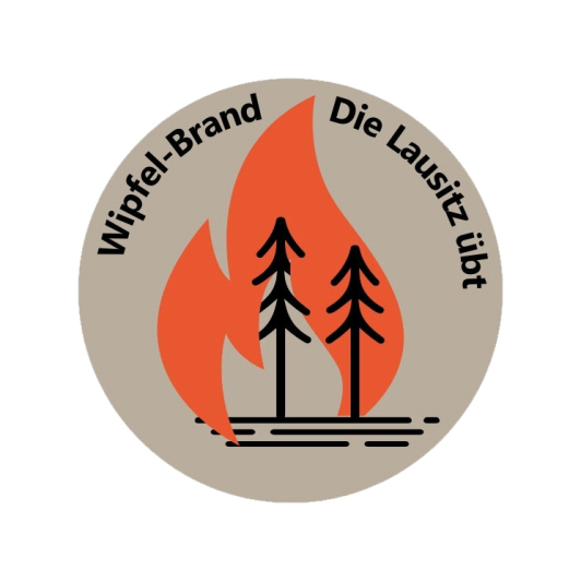 Zu sehen ist das Icon zur Übung 'Wipfel-Brand 2025 - Die Lausitz übt'. Zu sehen ist das Icon zur Übung 'Wipfel-Brand 2025 - Die Lausitz übt'.