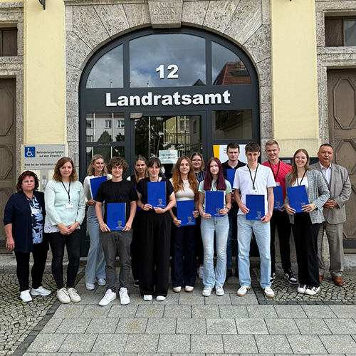 Neue Azubis mit Landrat vor der Reutergasse