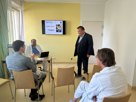 Im Endoprothetikzentrum des Achenbachkrankenhauses erklärt Hauptoperateur Dr. Hendrik Naumburger (l.) eindrucksvoll und an konkreten Beispielen, den besonderen Ansatz des Rapid Recovery Programms, für das die Klinik vor wenigen Wochen ein Zertifikat erhalten hat. Gemeinsam mit Prof. Dr. Michael Wich, Chefarzt der Klinik für Unfallchirurgie und Orthopädie (r.) und Geschäftsführer André Jasper diskutiert Landrat Sven Herzberger die Zukunftsbedeutung dieser speziellen Behandlungsformen für die Einwohner im Landkreis Dahme-Spreewald. Im Endoprothetikzentrum des Achenbachkrankenhauses erklärt Hauptoperateur Dr. Hendrik Naumburger (l.) eindrucksvoll und an konkreten Beispielen, den besonderen Ansatz des Rapid Recovery Programms, für das die Klinik vor wenigen Wochen ein Zertifikat erhalten hat. Gemeinsam mit Prof. Dr. Michael Wich, Chefarzt der Klinik für Unfallchirurgie und Orthopädie (r.) und Geschäftsführer André Jasper diskutiert Landrat Sven Herzberger die Zukunftsbedeutung dieser speziellen Behandlungsformen für die Einwohner im Landkreis Dahme-Spreewald.