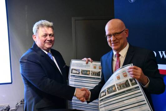 Landrat Stephan Loge und Jacek Skrobisz unterzeichnen die Partnerschaftskalender