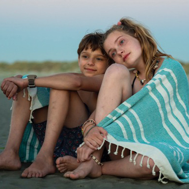 Zu sehen sind die Freunde Tess und Sam aus dem Film 'Meine wunderbar seltsame Woche mit Tess'.