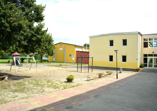 Zusehen ist der Schulhof von der Grundschule Friedersdorf.