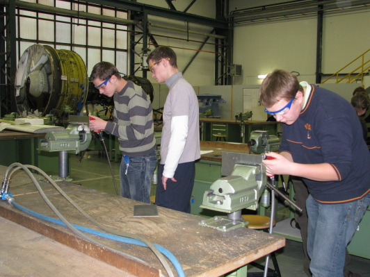 junger Mann bei Ausübung einer Tätigkeit im Rahmen der Ausbildung Luftfahrt
