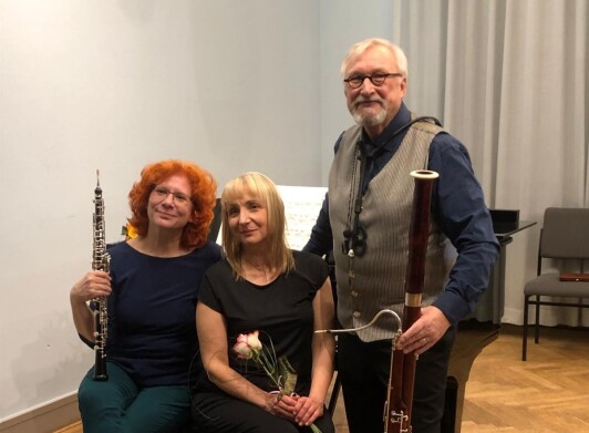 Drei Personen halten ihre Instrumente