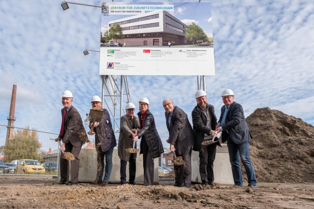 Spatenstich für das ZENTRUM FÜR ZUKUNFTSTECHNOLOGIEN in Wildau v.l.n.r.: Gerhard Janßen (Geschäftsführer der Wirtschaftsförderungsgesellschaft Dahme-Spreewald mbH), Wolfgang Dorsch (Handlungsbevollmächtigter der ASSMANN BERATEN + PLANEN AG), Stefan Ludwig (Minister für Justiz, Europa und Verbraucherschutz des Landes Brandenburg, Vorsitzender der Fraktion DIE LINKE im Kreistag Dahme-Spreewald), Tina Fischer (Mitglied des Landtages Brandenburg, Vorsitzende des SPD-Unterbezirks Dahme-Spreewald), Dr. Michael Kuttner (Mitglied der Gesellschafterversammlung der Wirtschaftsförderungsgesellschaft Dahme-Spreewald mbH, Vorsitzender der CDU-Fraktion im Kreistag Dahme-Spreewald), Brian Owen (FTT Florida Turbine Technologies), Heiko Jahn (Wirtschaftsdezernent des Landkreises Dahme-Spreewald) © Wirtschaftsförderung Dahme-Spreewald / Fotograf Till Budde