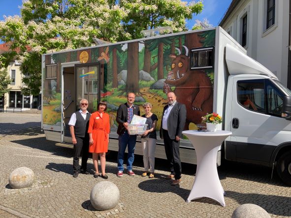 Übergabe Medienpaket für Stadtbibliothek  Lübben