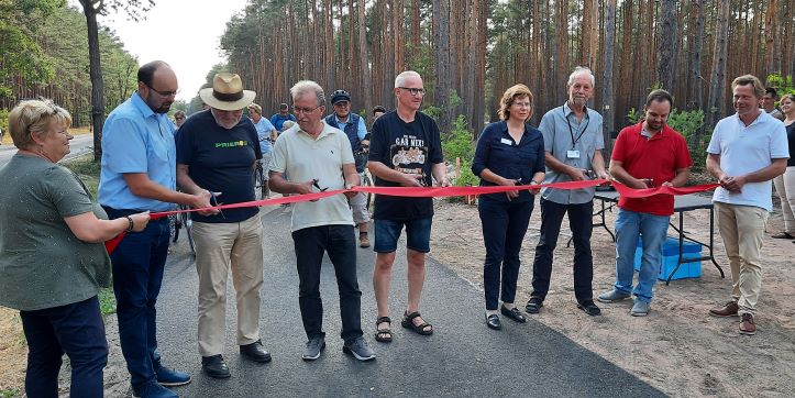 Teilnehmende bei der offiziellen Einweihung des Radweges, Heidesees Bürgermeister Björn Langner (2.v.l) und LDS-Planungsdezernentin Heike Zettwitz (4.v.r.) (Foto: Landkreis Dahme-Spreewald)