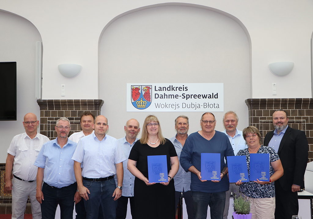 Alle Teilnehmenden der Fördermittelübergabe v.l.n.r. (1. Reihe): Kreistagsabgeordneter Olaf Schulze, Sportverein SG Gießmannsdorf Karsten Mummert, Luckaus stellv. Bürgermeisterin Birgit Lehmann, Märkisch Buchholzs stellv. Bürgermeister Uwe Albrecht, Bürgermeisterin Märkische Heide Annett Lehmann; v.l.n.r. (2. Reihe): Landrat Stephan Loge, Gießmannsdorfer Ortsvorsteher Uwe Vogt, Kreistagsabgeordneter Dieter Freihoff, Kreistagsabgeordneter Dr. Lutz Franzke, Amtsdirektor des Amtes Schenkenländchen Oliver Theel, Sozialdezernent Stefan Wichary (Foto: Pressestelle, Landkreis Dahme-Spreewald)