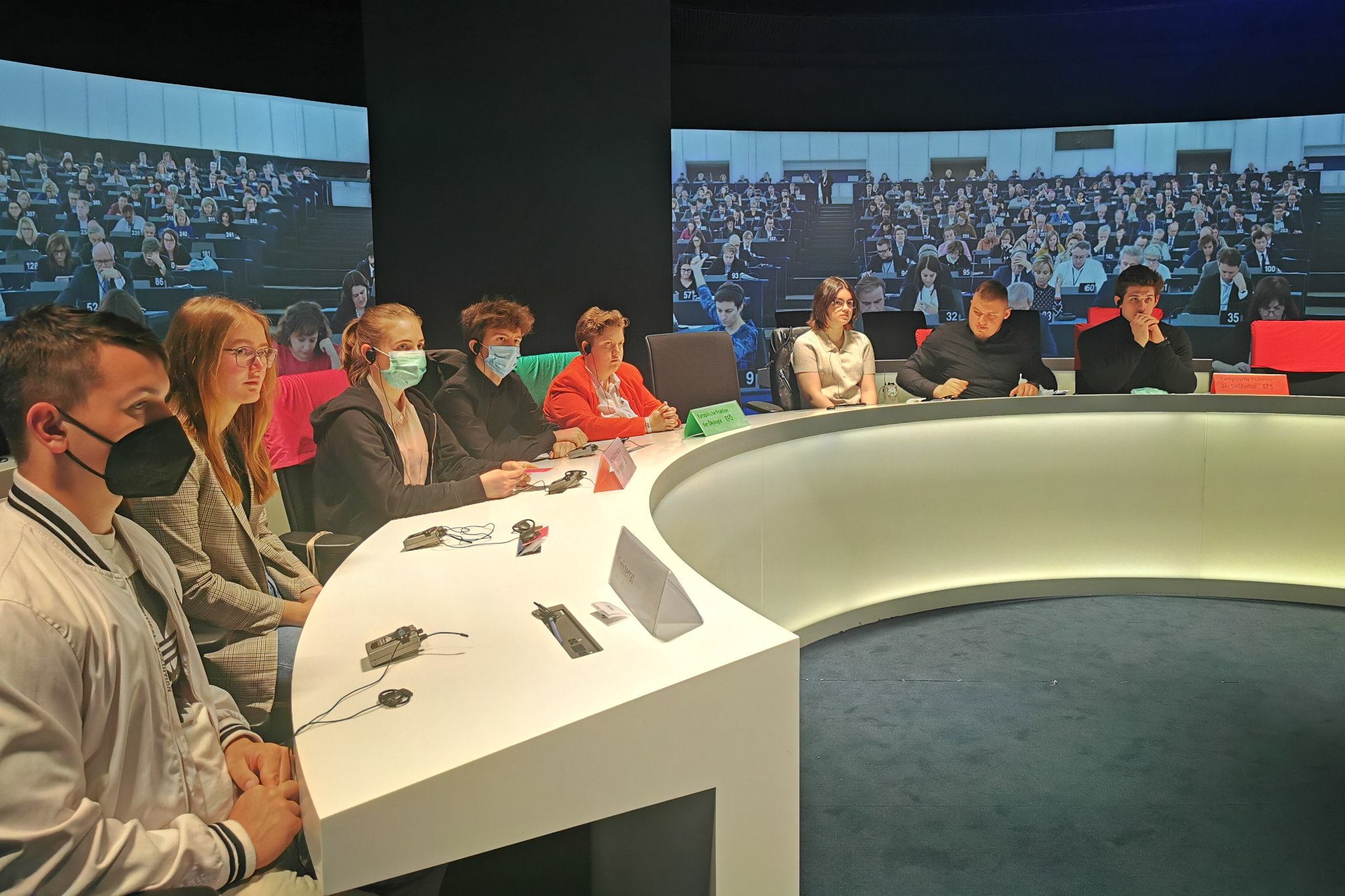 Jugendliche und MitarbeiterInnen des Europäischen Hauses simulieren eine Debatte des Europäischen Parlamentes.