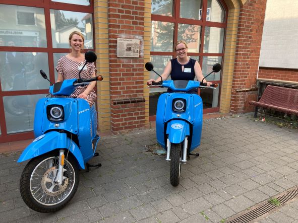 Die Gemeindeschwestern Jennifer Sennert und Antje Schulz auf den Elektro-Schwalben (Fotos: Pressestelle, Landkreis Dahme-Spreewald)
