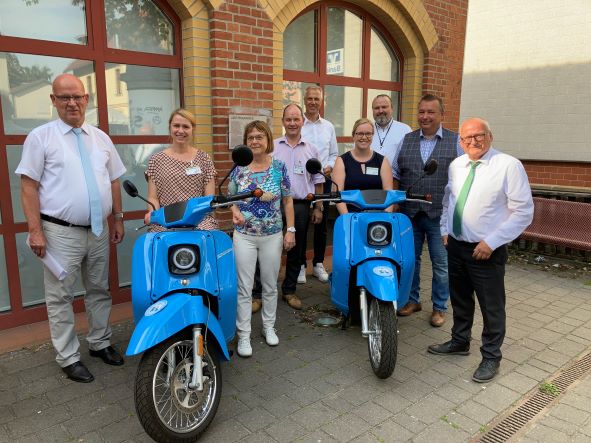 Gruppenbild Projekt Kümmern im Verbund v.l.n.r.: Landrat Loge, Gemeindeschwester Frau Jennert, Sozialministerin Nonnemacher, Bürgermeister Jenoch, Bürgermeister Mücke, Gemeindeschwester Schulz, Sozialdezernent Wichary, Bürgermeister Herzberger, Bürgermeister Hentschel