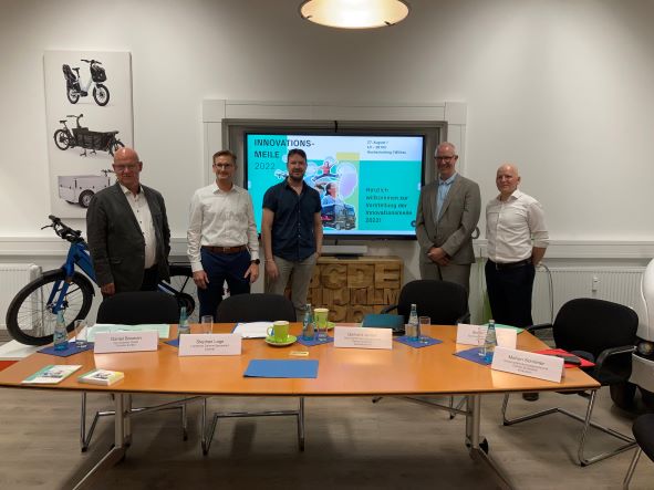 dahme_innovation und WFG mit drei Unternehmen, die zur Innovationsmeile hautnah ihre Produkte und neue Technologien vorstellen werden. v.l.n.r.: Stephan Loge (Landrat LDS), Christian Schulz (Geschäftsführer der FSG Fernsteuergeräte Kurt Oelsch GmbH), Daniel Bosman (Gründer & CEO der Our Greenery GmbH), Gerhard Janßen (Geschäftsführer Wirtschaftsförderung Dahme-Spreewald), Stefan Döbrich (Geschäftsführer der Business auf Rädern GmbH) (Fotos: Pressestelle, Landkreis Dahme-Spreewald)