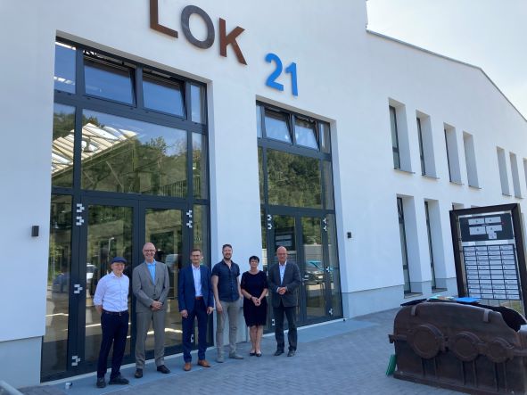 Damals wie heute ein Standort für Innovation und Bewegung: die Lokhalle 21 in Wildau. v.l.n.r.: Stefan Döbrich (Geschäftsführer der Business auf Rädern GmbH), Gerhard Janßen (Geschäftsführer Wirtschaftsförderung Dahme-Spreewald), Christian Schulz (Geschäftsführer der FSG Fernsteuergeräte Kurt Oelsch GmbH), Daniel Bosman (Gründer & CEO der Our Greenery GmbH), Marion Schirmer (Prokuristin Wirtschaftsförderung Dahme-Spreewald), Stephan Loge (Landrat LDS)