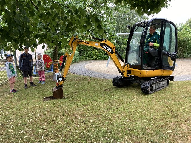 Start der Baumaßnahme durch Tief- und Leitungsbau Walddrehna, im Hintergrund das neue Spielgerät und zukünftige Nutzer